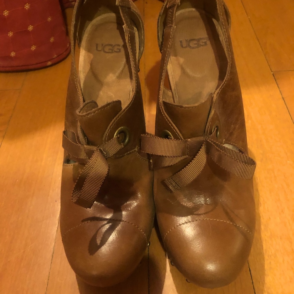 Uggs like new heels with tie!